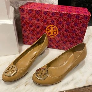 Tory Burch Camel Wedge Shoes Size 7.5 M